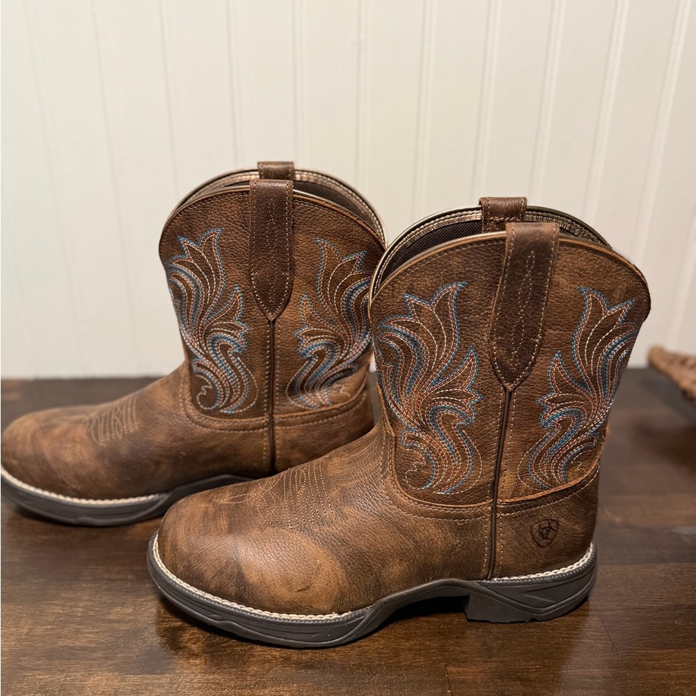 Women’s Ariat Anthem western boots. Round toe. Size 8b. Like new. Brown leather - Picture 4 of 10